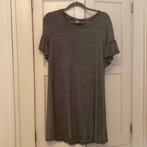 Medium Mossimo black/white swing dress with ruffled sleeves. Like new!